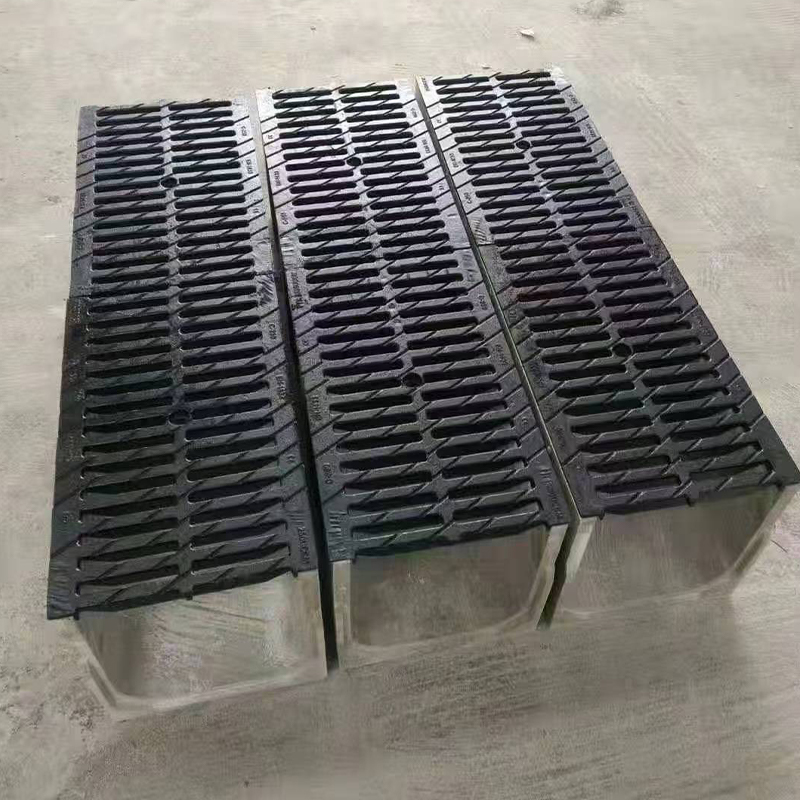 진입로, 안뜰 또는 건물 기초를 기준으로 배수 채널을 어디에 배치해야 합니까?